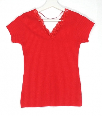 Блуза с дантела в червено*